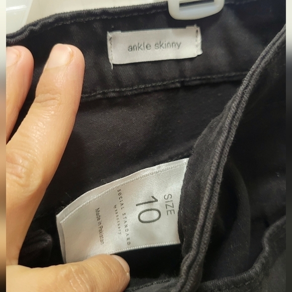 Social Standard by Sanctuary Womens Black Camo Mid-Rise Ankle Skinny Jean 10 NWO - Picture 3 of 6